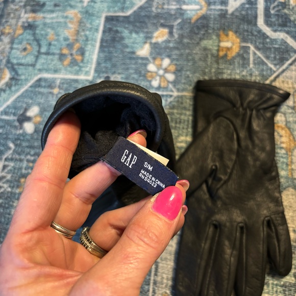 NWOT GAP Genuine Leather Gloves, Size S/M - Picture 3 of 4